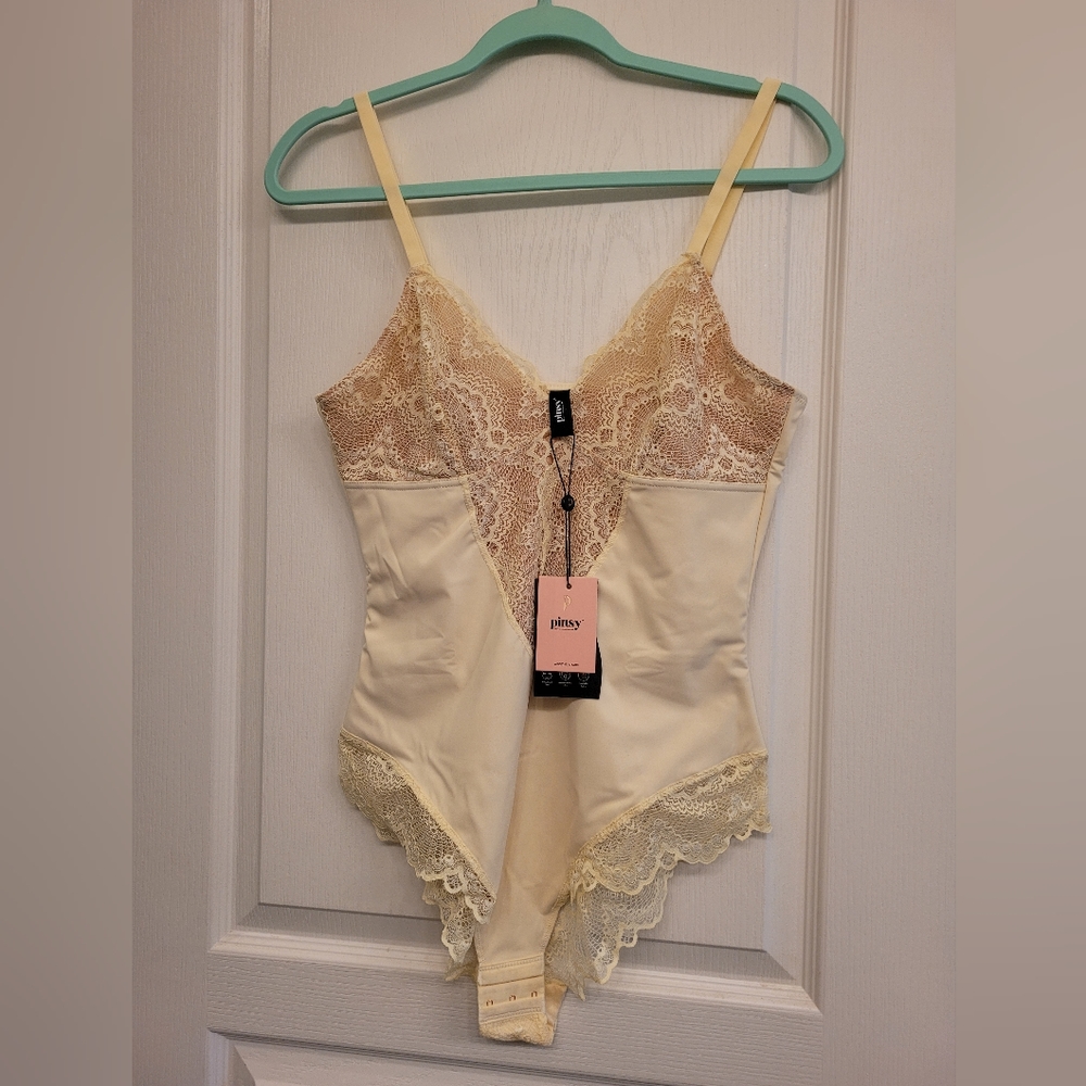 Pinsy Sculpting Lace bodysuit butter L